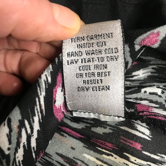 Larry Levine V-Neck Top • Long Sleeve • Pink Black Gray Ikat Print Stretchy - Picture 9 of 13